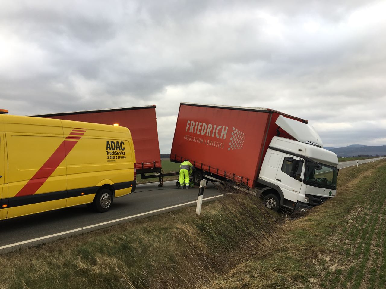 Sturm Wirft Lkw Um Nichts Geht Mehr Auf Der B Regionalheute De