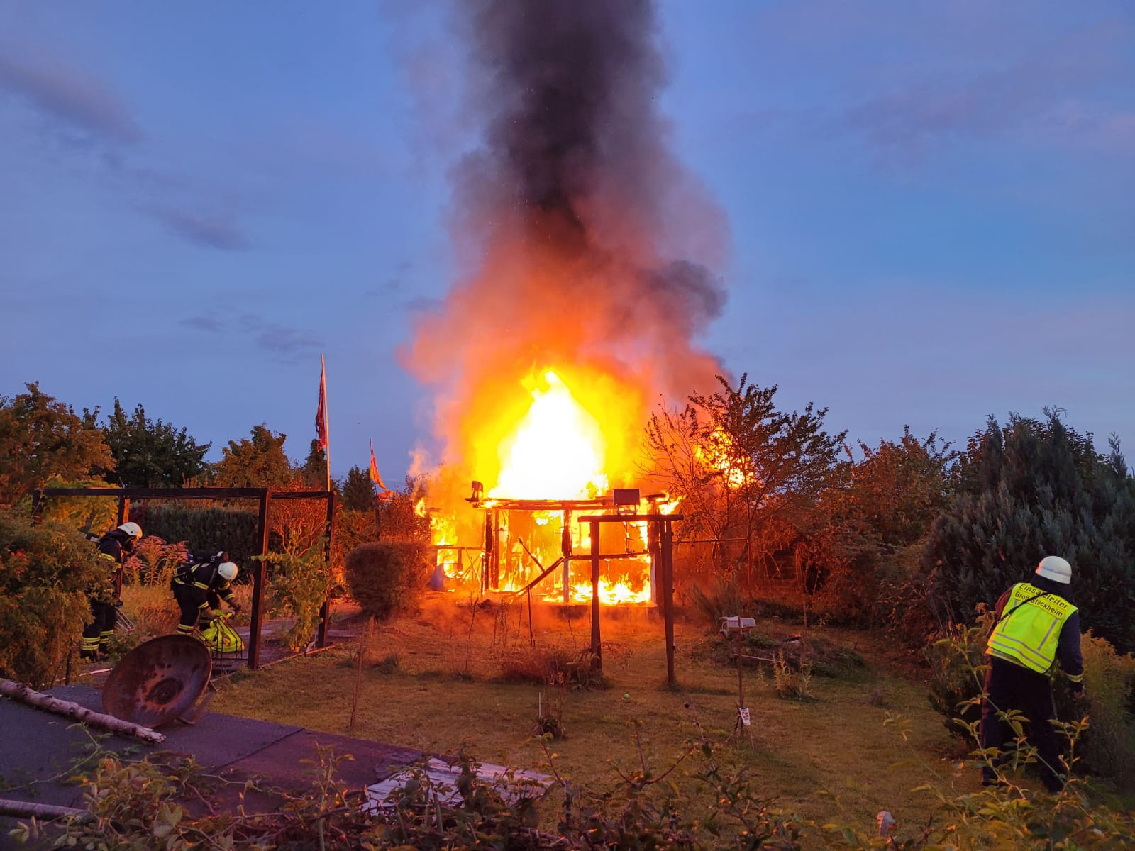 Gro St Ckheim Gartenhaus In Kleingartenanlage Brennt Nieder