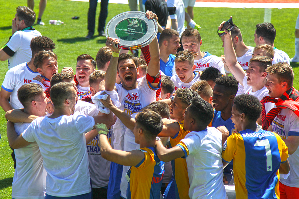 U Dfb Pokal L Wen Starten Titelverteidigung Gegen Knappen