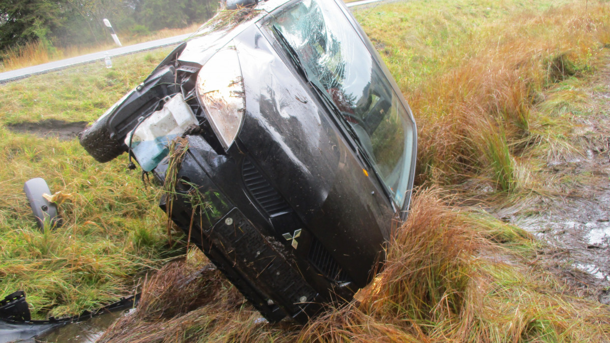 Unfall Fahrerin Kommt Von Der Stra E Ab Regionalheute De