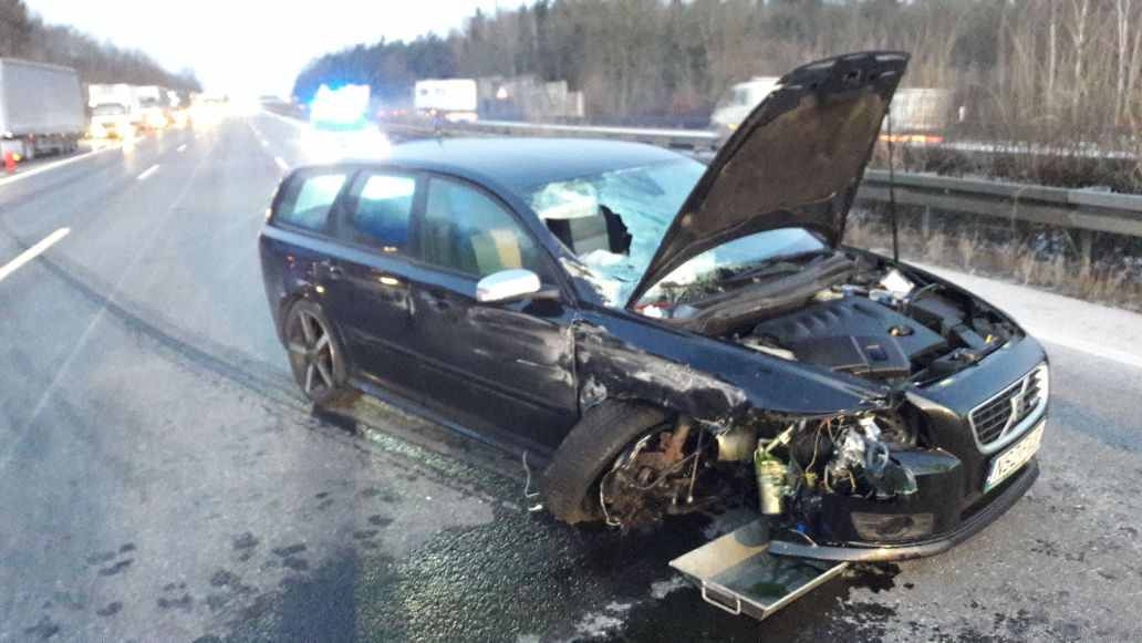 Zusammenstoß mit Sattelzug Beifahrerin schwer verletzt regionalHeute de