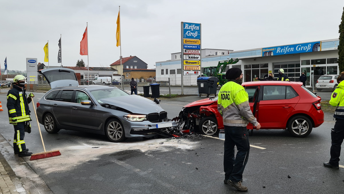 Autos stoßen frontal zusammen 72 Jähriger schwer verletzt