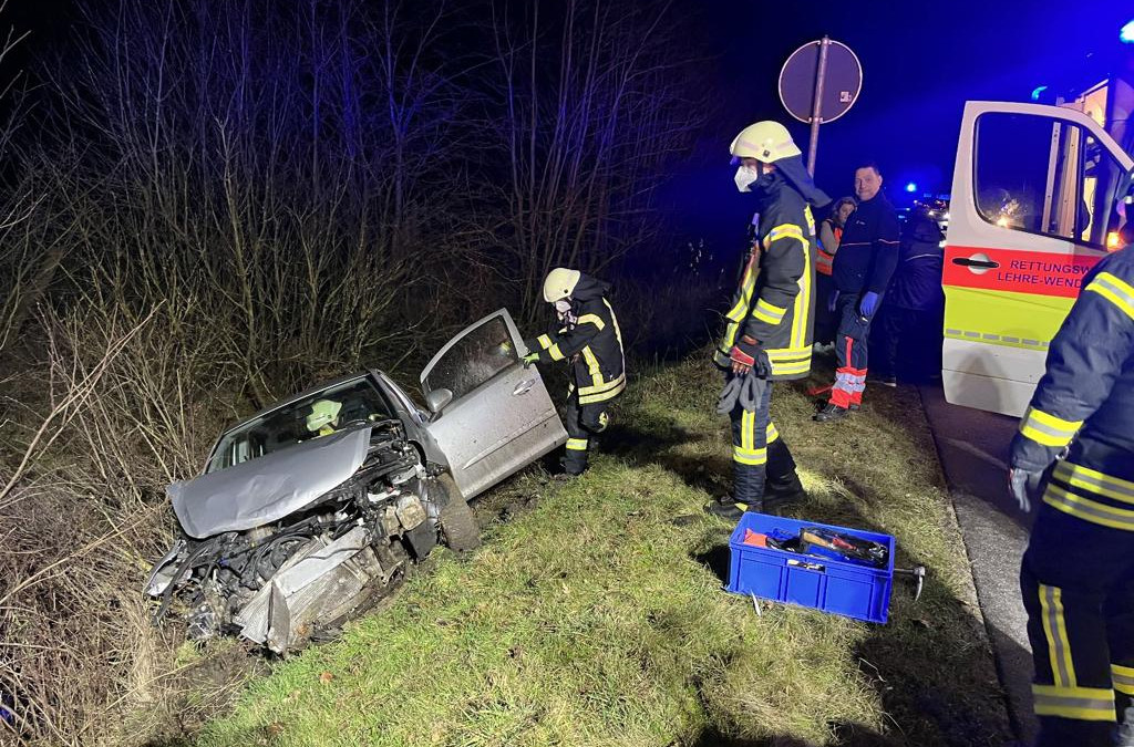 A Auto Kommt Von Fahrbahn Ab Und Kracht In Stra Engraben