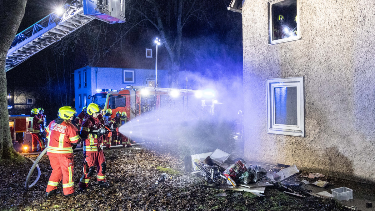 Salzgitter Brand In Wohnung Feuerwehr K Mpfte Innen Und Au En