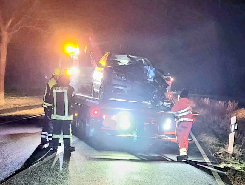 B Vereist Auto Prallt Im Landkreis Helmstedt Frontal Gegen Baum