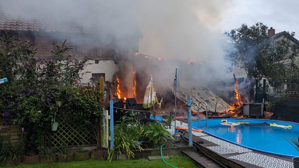 Danndorf Brennender Schuppen sorgt für großen Feuerwehreinsatz