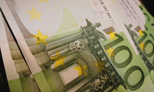 100 Euro Kredit Geld Symbolfoto pixabay