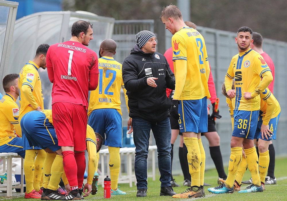 3 0 Sieg Lowen Gewinnen Generalprobe Gegen Energie Cottbus