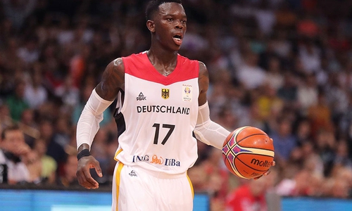 Dennis Schröder, hier im Trikot der Deutschen Nationalmannschaft, spielt ab der kommenden Saison für die Los Angeles Lakers.