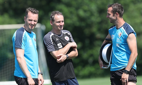 Neue Trainerbank: Cheftrainer Christian Flüthmann (li.) stehen mit Frank Eulberg (mi.) und Markus Unger (re.) zwei grundverschiedene Charaktäre zur Seite.