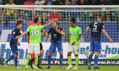 Eintrachts damaliger Kapitän Ken Reichel ist entsetzt: Handelfmeter für Wolfsburg nach Wolfsburger Handspiel?