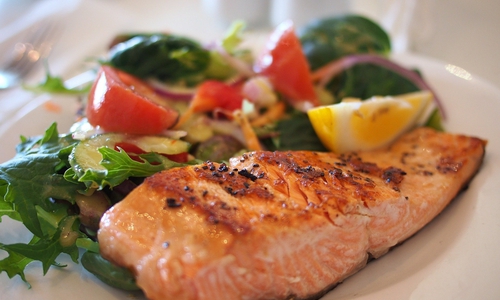Fisch ist eine gute Alternative zu Fleisch. Ohne Reis, Nudeln oder Kartoffeln, nur mit gedünstetem Gemüse, lecker und gesund. 