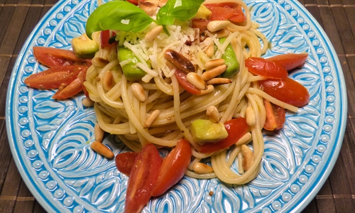 Spaghetti mit Avocado, Tomaten und Pinienkernen | regionalHeute.de