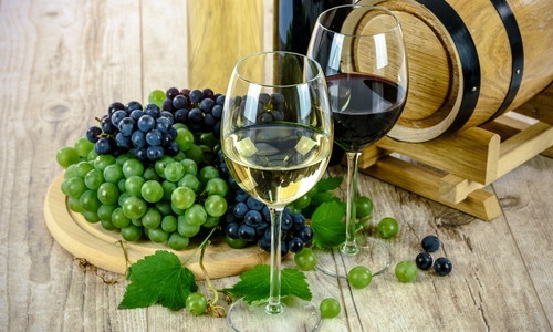Im Sommer schmecken gekühlte Weiß-, aber auch gekühlte Rotweine. Alle Fotos: Pixabay