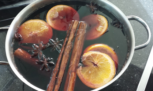 Den Glühwein kann man in diesem Jahr wohl nur im engsten Kreis genießen. Symbolbild