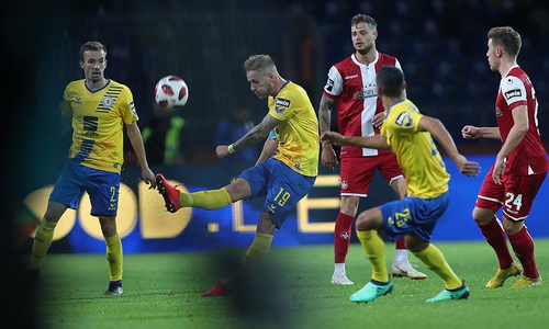 Die Eintracht startet am Betzenberg. 