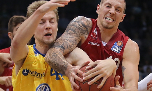 Daniel Theis (rechts), damals im Trikot der Brose Baskets Bamberg, könnte in der kommenden Woche als zweiter Deutscher einen NBA-Titel gewinnen. 