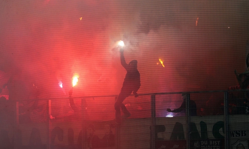Pyrotechnik im Stadion ist ein häufiger Anlass für Geldstrafen. Symbolbild