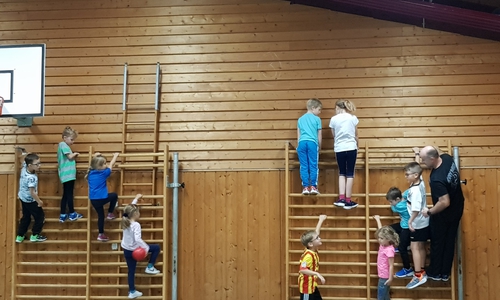 Die Kinder und ihr Betreuer Andreas Glockentöger beim Dienst in der Leinder Sporthalle.

Foto: Feuerwehr Leinde