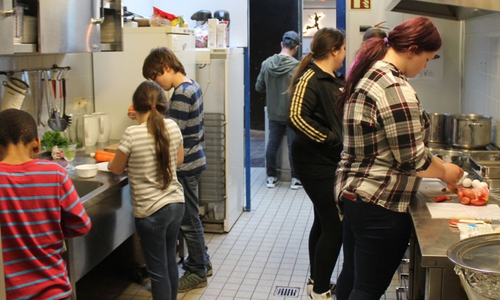Beim perfekten Osterdinner wurde gemeinsam ein drei Gänge Menü gezaubert. Fotos: Jugendfreizeitzentrum