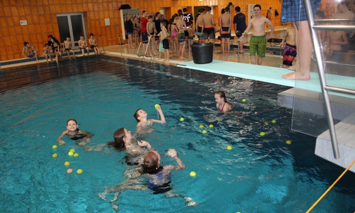An fünf verschiedenen Stationen in und an den vier Schwimmbecken konnten sich die Kinder und Jugendlichen beweisen. Fotos: Kreisjugendfeuerwehr