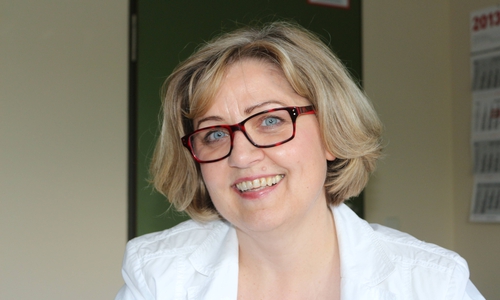 Heike Bannach, Geschäftsführerin des Jobcenters Helmstedt, freut sich über die Ausstellung. Foto: Jobcenter Helmstedt
