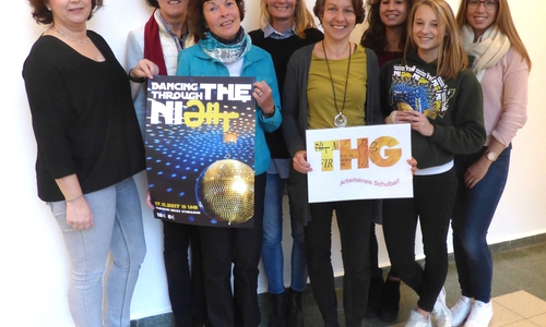 Einige Mitglieder des Arbeitskreises zur Vorbereitung des Schulballs am THG präsentieren das von Schülern selbst gestaltete  Plakat und die Flyer, um auf den Ball und den nun startenden Kartenvorverkauf aufmerksam zu machen: Als Eltern Frau Brüggemann und Frau Heinrich, Sigrid Rönneke (stellvertretende Schulleiterin), Varenia Meier, Katrin Witzel (Lehrkräfte), die Schülerinnen Celina Ebert, Carolin von der Osten-Sacken und Tina Musiol (v. li.). Foto: THG