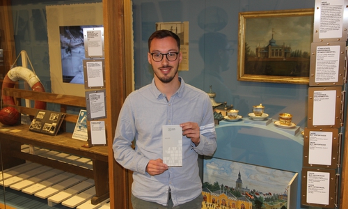 Museumsmitarbeiter Sebastian Mönnich zeigt den neuen englischen Museumsführer vor der Vitrine zur Eisenbahngeschichte.

Foto: Museum Wolfenbüttel

 