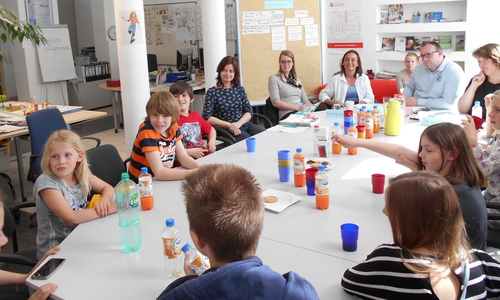 Mitglieder des Kinderbeirates diskutieren mit der Vertretern des Teams Schulverpflegung und der Schulverpflegungs GmbH über das Schulmittagessen. Foto: Stadt Wolfsburg