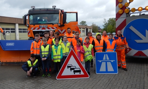 Die Kinder beim Besuch der Autobahnmeisterei Braunschweig-Rüningen. Foto: Niedersächsische Landesbehörde für Straßenbau und Verkehr 