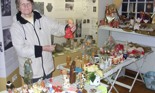Frau Mennecke bot auch Engel beim Basar an. Foto: Schacht 