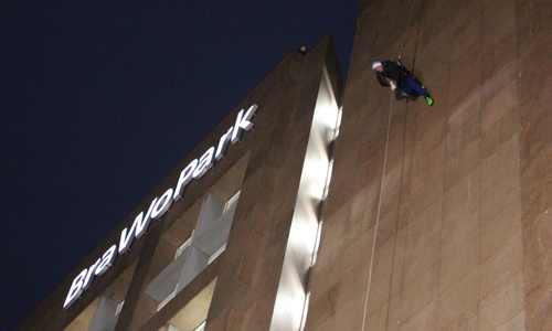 Zu Fuß ein Hochhaus hinunter ging es heute am frühen Morgen im BraWoPark. Fotos/Video: Alexander Dontscheff/André Ehlers