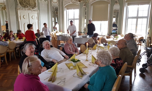 Festliches Lachsessen der Seniorenbetreuung Schloß Schliestedt. Foto: Privat