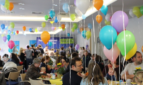 Während die Eltern ihre Erfahrungen austauschten, tollten die Sprösslinge durch die Räumlichkeiten, die mit bunten Luftballons geschmückt und mit Spielecken ausgestattet waren. Fotos: Nick Wenkel