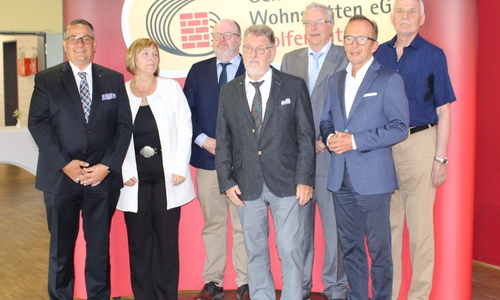 Von links: Christoph Kowollik, Vorstandsvorsitzender, Rosemarie Taranczewski und Uwe Bee, Vorstandsmitglieder, Peter Seiler, Aufsichtsratsvorsitzender, Dieter Kertscher, stellvertrender Aufsichtsratsvorsitzender, Martin Schickram und Friedhelm Sliwka, Aufsichtsratsmitglieder. Foto: Annabell Pommerehne