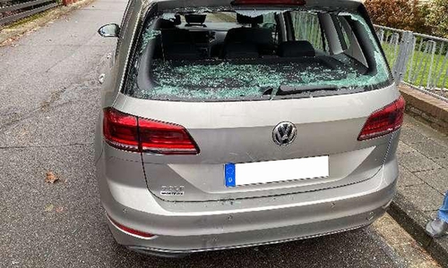 Die Scheibe des Fahrzeugs ging zu Bruch. Foto: Polizei