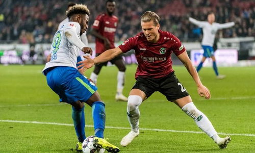 Lichtblick in Hannover: John Yeboah im Duell mit Matthias Ostrzolek. Foto: imago/Nordphoto