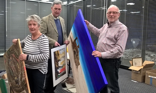 Bärbel Demuth, Dieter Wagner und Professor Dr. Michael Demuth (von links) bereiten den Bildertransport zum Kreishaus vor.
Foto: Rotary Club Goslar