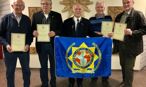 Leiter der IPA VBSt. Goslar/Harz, Edgar Möllers (Mitte mit IPA-Fahne) ehrt die anwesenden Horst-Günther Kowalke und Rolf Renneberg (links) sowie Werner Kuchmetzki und Wolfgang Seidler. Foto: Günter Koschig