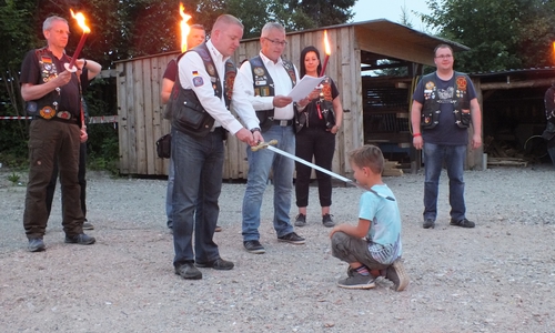 Auf dem Treffen der Red Knights bekam der fünfjährige Vincent den Ritterschlag. Fotos: Michael Pförtner