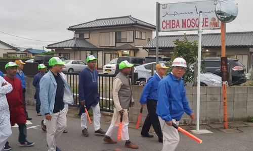 Eine Nachbarschaftspatrouille zwischen Migranten und Japanern in einer Vorstadt von Tokio. Foto: Malte Arnsperger/FOCUS Online