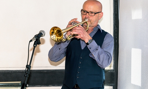 Géza Gál ehrt den polnischen Jazz-Trompeter Tomasz Stańko im Hoffmann-von-Fallersleben-Museum. Foto: Peter Riewaldt
