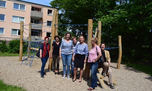 Die Frauen der sozialdemokratischen Arbeitsgemeinschaft (AsF) bei ihrem Besuch im Familienzentrum an der Waldenburger Straße. Foto: AsF