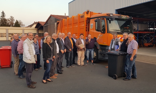 41 Fahrzeuge erhalten kameragestützte Assistenten, die in die Außenspiegel eingebaut werden. Die Mitglieder des Betriebssauschusses haben die Technik auf dem Gelände der Kreisstraßenmeisterei in Aktion erlebt. Foto: Landkreis Wolfenbüttel