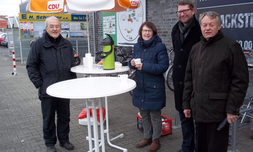CDU-Gemeinderatsmitglieder beim jüngsten CDU-Café-Treff von links nach rechts: Johann Seifert, Annegrit Helke, Marco Kelb (Bürgermeister), Dr. Manfred Bormann (CDU/FDP-Gruppenvorsitzender). Foto:privat