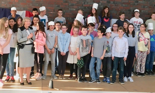 Die Schülerinnen und Schüler der HRS Sickte stellten gemeinsam mit ihren französischen Gästen das Programm für den Begegnungsabend vor. Mit auf dem Bild ist Lehrerin Imogen Ernst (4 v.l.), die das Austauschprogramm an der HRS Sickte betreut. Foto: Haupt- und Realschule Sickte