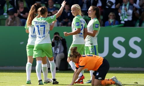 Pernille Harder führt die Wölfinnen mit ihrem Doppelpack zum Sieg. Fotos: Agentur Hübner