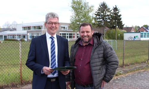 Samtgemeindebürgermeister Rüdiger Fricke und Gemeindebürgermeister Mark Kreutzberg am zukünftigen Kita-Standort. Foto: Christoph Böttcher