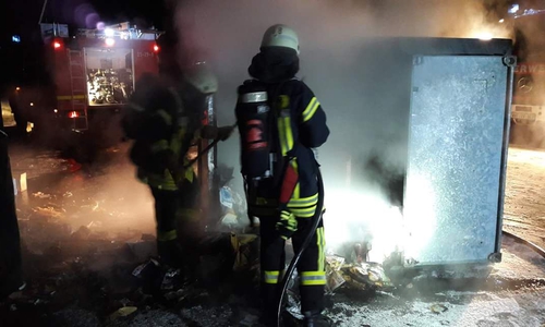 Die Einsatzkräfte bei den Löscharbeiten. Foto: Feuerwehr Wolfenbüttel