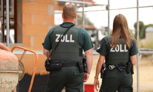 Zöllner kontrollierten Schwarzarbeiter auf einer Wolfsburger Baustelle. Symbolbild: ZOLL